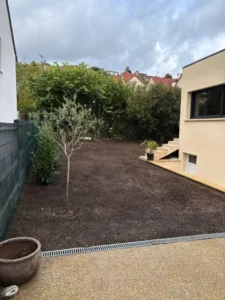 Mise en place anti rhizome et création de pelouse – RP Espaces Verts anti rhizome mini pelle creation pelouse plantation laurier andresy 78570 rp espaces verts